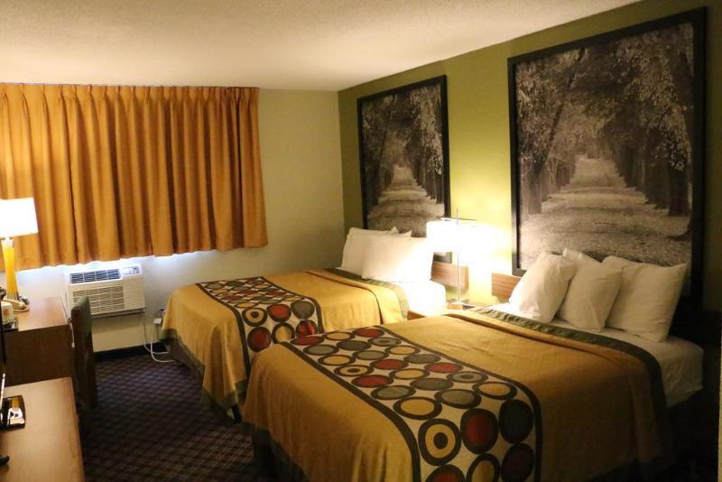 Super 8 By Wyndham Windsor/Madison North Hotel Exterior foto