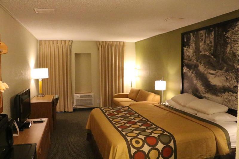 Super 8 By Wyndham Windsor/Madison North Hotel Exterior foto